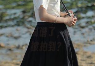 “每日黑料”分享：明星们的秘密真是越来越离谱了，怎么连这个都能被拍到？