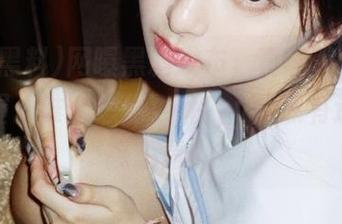 网曝黑料发布，真能养成好奇心的喔。谁能想到xx和yy居然有这样的恩怨情仇？